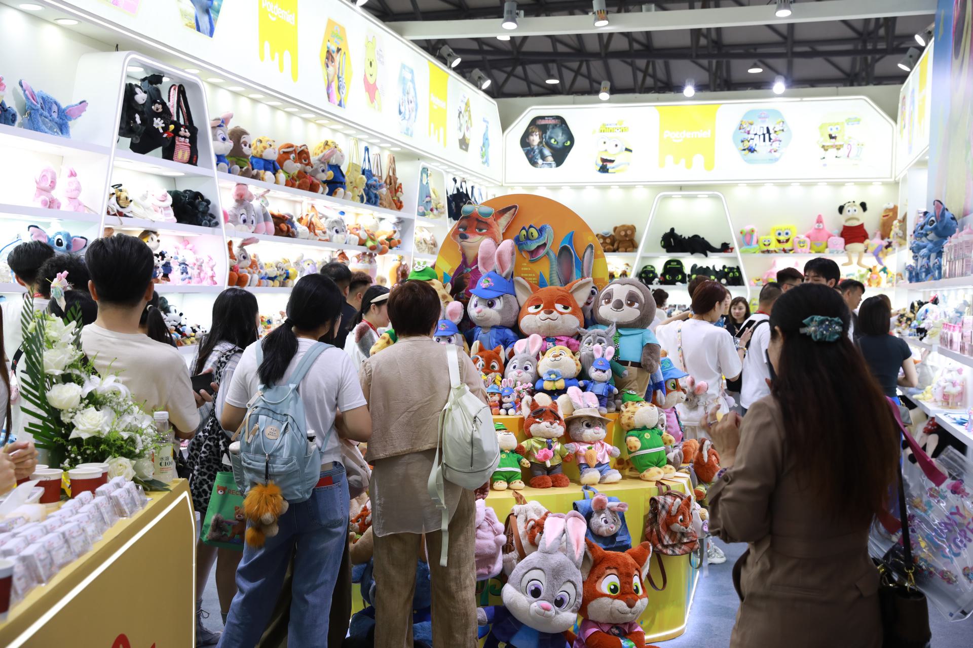 “AI+IP”双重赋能，东莞茶山潮玩闪耀中国玩协四展，探索玩具销售新纪元